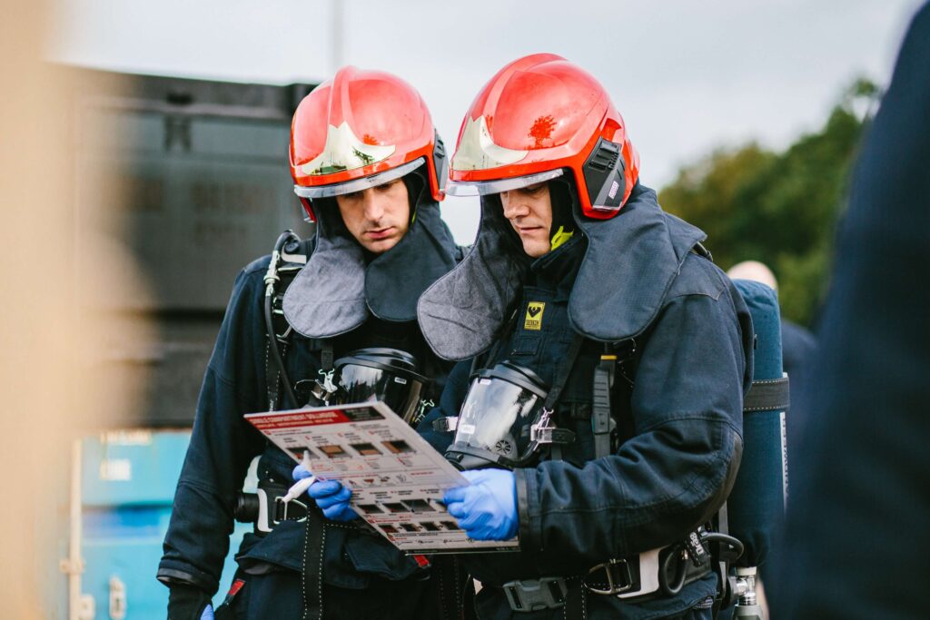 Een bevelvoerder bij de brandweer die de opleiding volgt in Noord Nederland