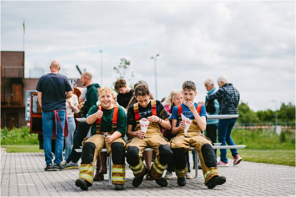 Genodigden op de familiedag bij Bon Holding in Wijster