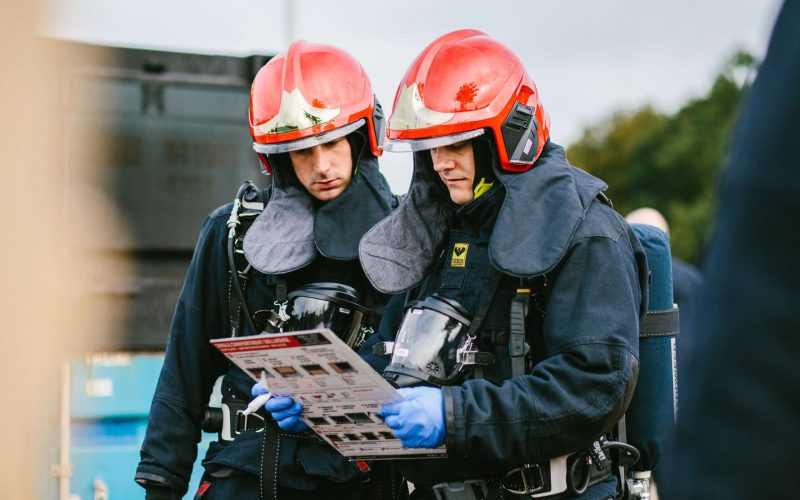Een bevelvoerder bij de brandweer die de opleiding volgt in Noord Nederland