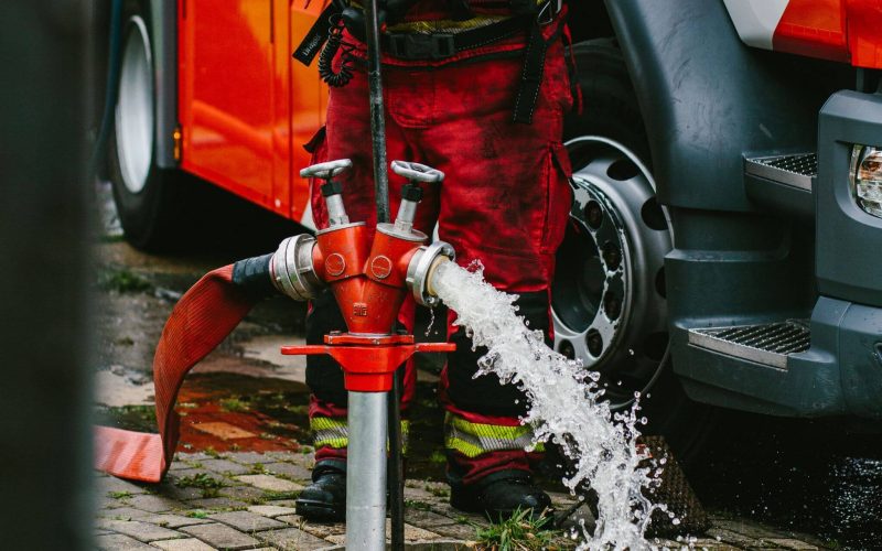 Een tankautospuit die gebruikt wordt voor de opleiding voertuigbediener bij BON Holding in Noord Nederland
