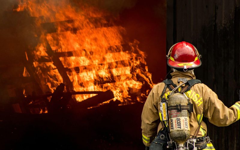 Een instructeur in opleiding bij de brandweer in Noord-Nederland.