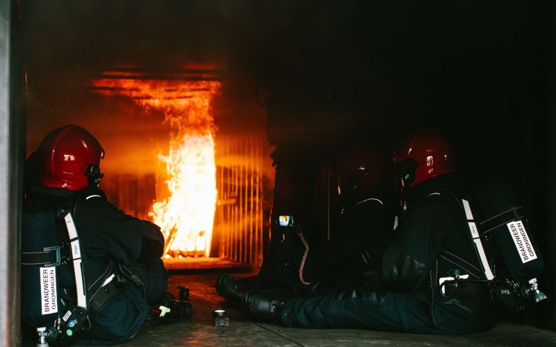 Een instructeur in opleiding bij de brandweer in Noord-Nederland.